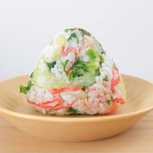 おかず要らず。おにぎりひとつで大満足！残暑に食べたい栄養豊富な「具だくさん贅沢おにぎり」