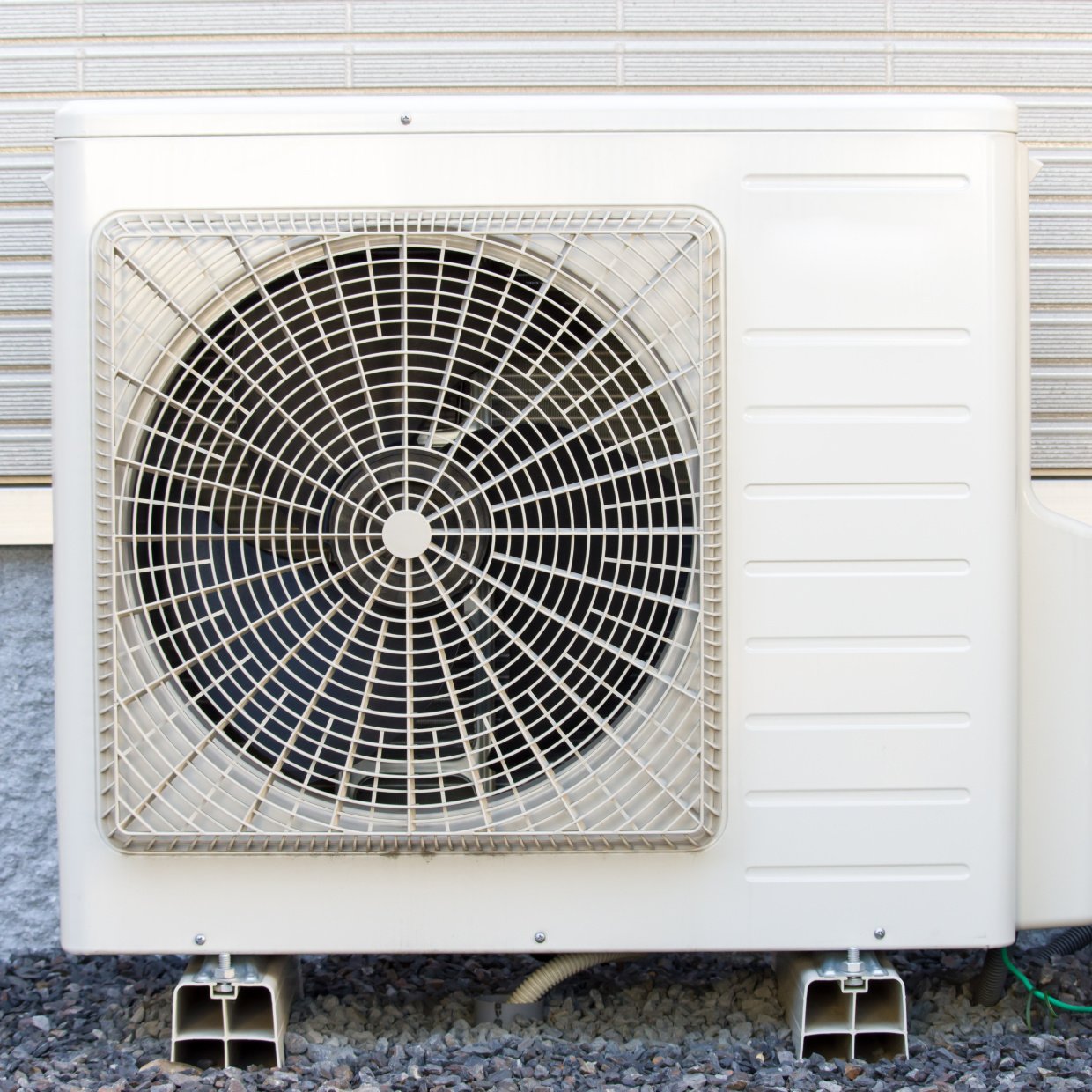  窓掃除のついでにはNG！「エアコンの室外機」にやってはいけない“NGお手入れ3つ” 