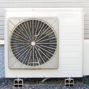窓掃除のついでにはNG！「エアコンの室外機」にやってはいけない“NGお手入れ3つ”