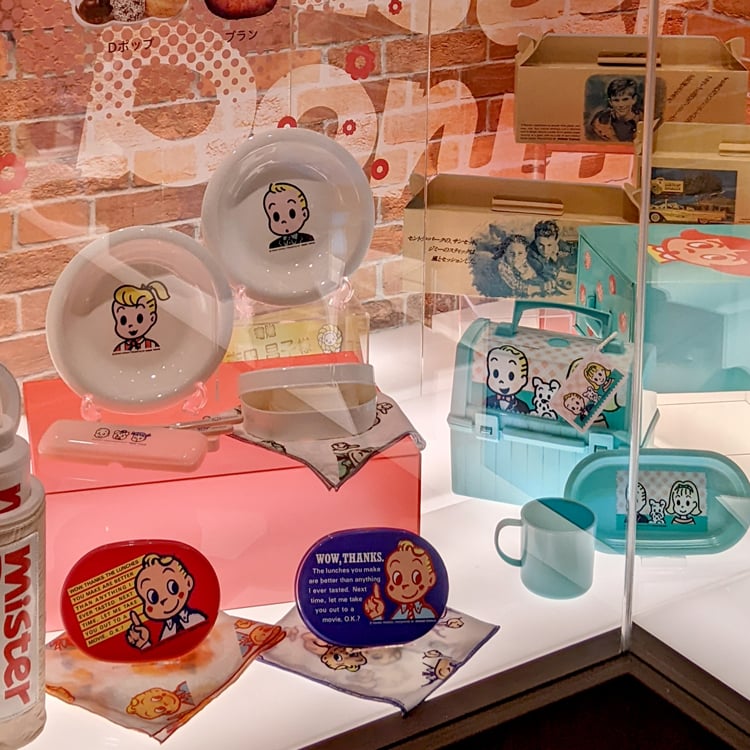  ミスドミュージアムに展示された原田治によるグッズ 