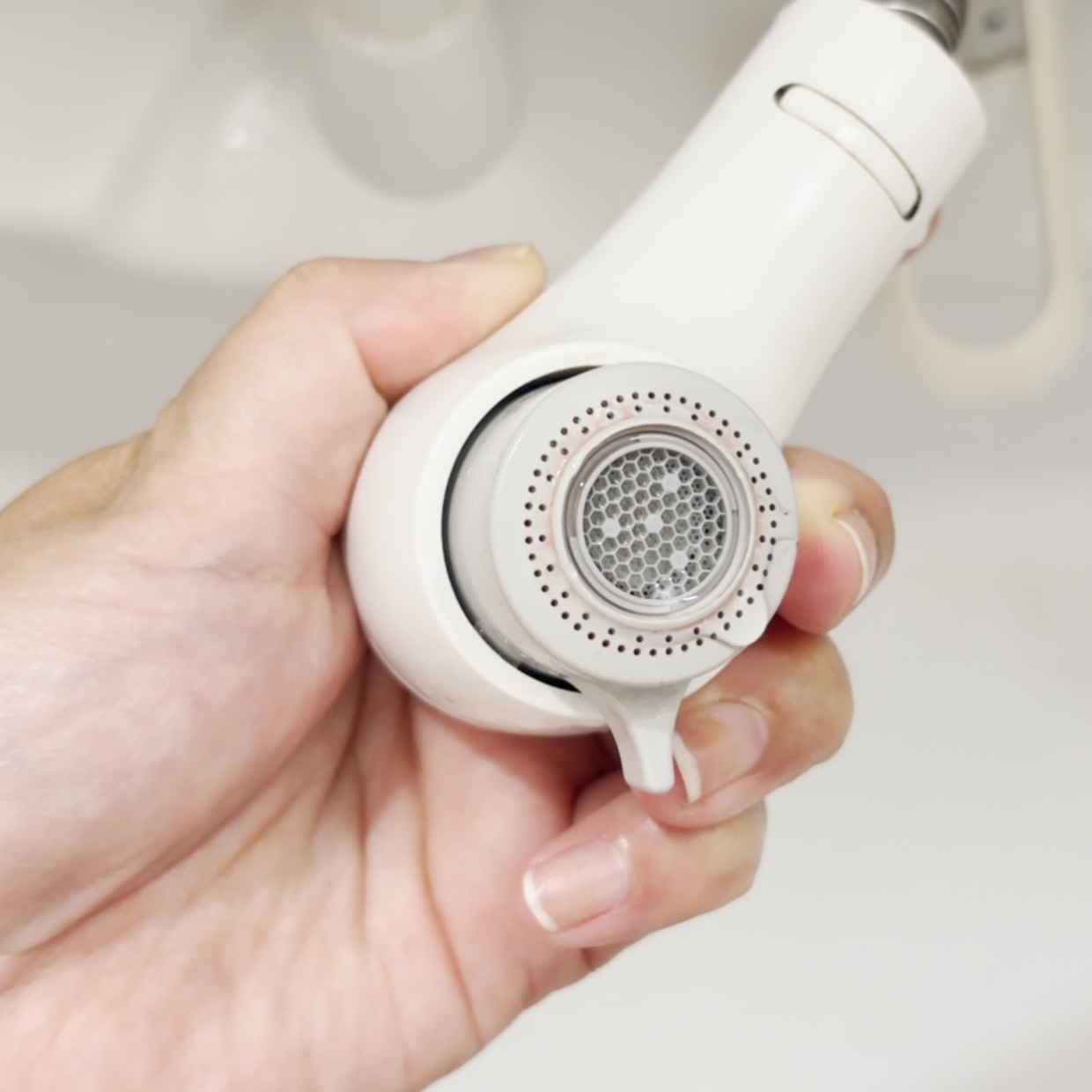  裏返したら汚れが溜まってた…。顔や口をゆすぐ「吐水口のピンク汚れ」をラクに落とす掃除テク 