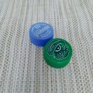 「ペットボトルのフタ」に“置く場所に困るもの”を置くと…？「立てられる！」「子どもに教えたい」