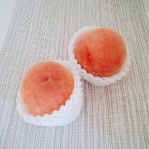 身近な調味料を使うだけ！切った「桃」が変色しない裏ワザ「知らなかった」「すぐ食べないときに便利」