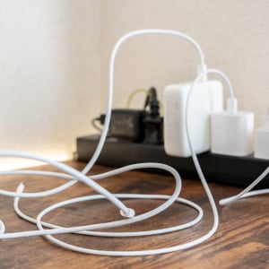 もっと優しく扱って！「スマホの充電ケーブル」の寿命が縮む“NG行為5つ”「何気ない習慣に注意」