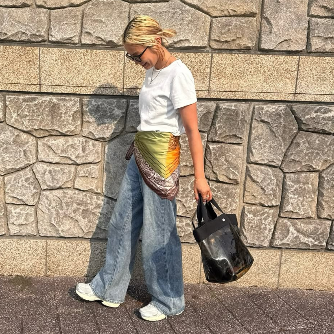  「おしゃれさんだよね」と噂されちゃう。いつものコーデが見違える“大人のスカーフ術” 
