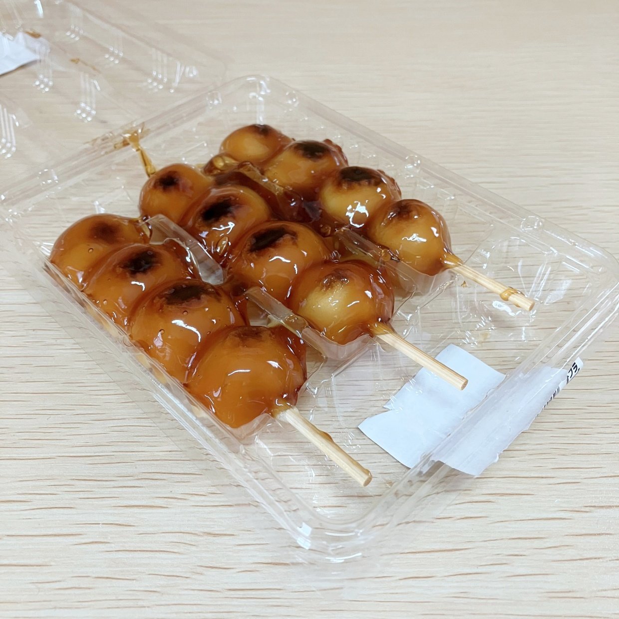 もう手が汚れない！「串付きのお団子」が最後まで食べやすくなるワザ「ベトベトしない」「特別な道具不要」 