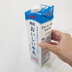 ハサミ不要！「ボトル型紙パック」を“手軽に開く”コツ「手でパカッと開けられる！」「簡単」