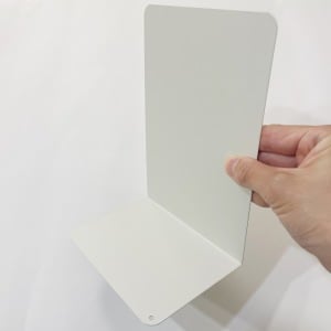 使っていない「ブックエンド」の“本を収納する以外”の使い道「便利」「取り出しがスムーズ」「マネする」