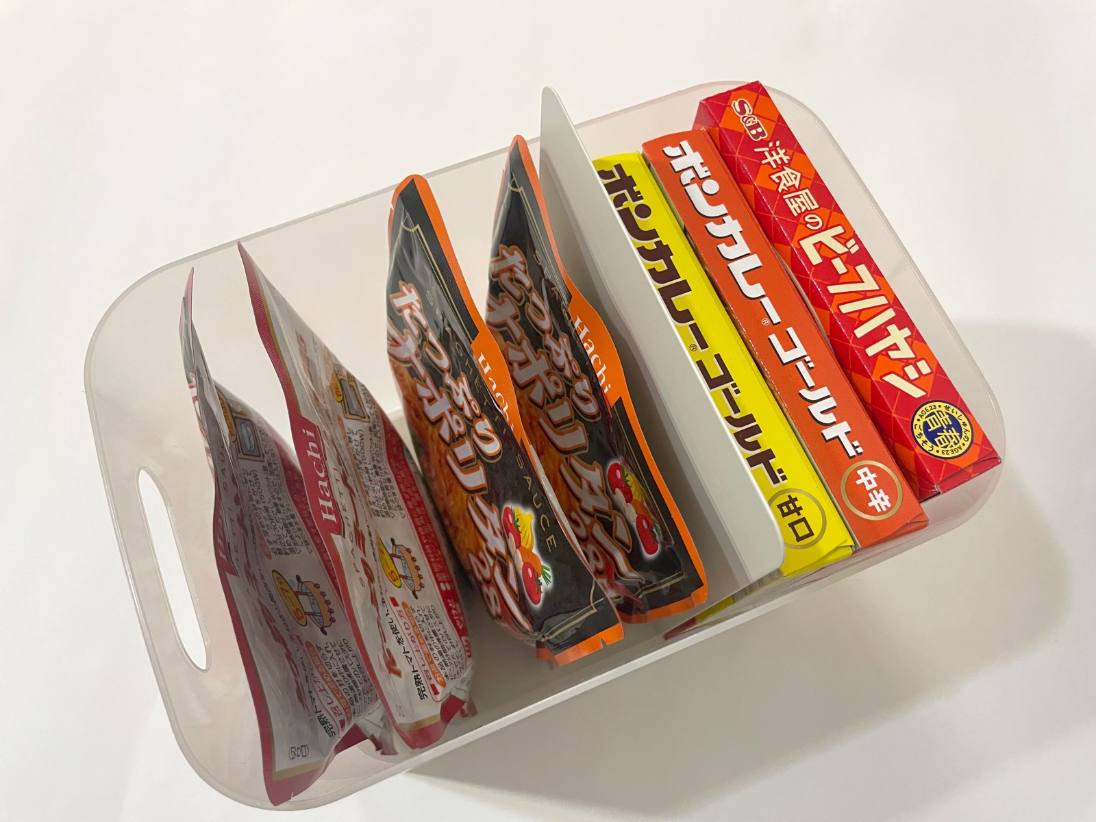 倒れやすく取り出しにくい「レトルト食品」が自立する