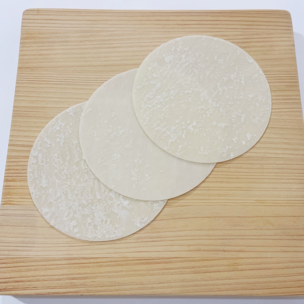  数枚だけ余った「餃子の皮」を賢く使いきる方法「器になるの!?」「お弁当にちょうどいい」 