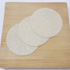 数枚だけ余った「餃子の皮」を賢く使いきる方法「器になるの!?」「お弁当にちょうどいい」