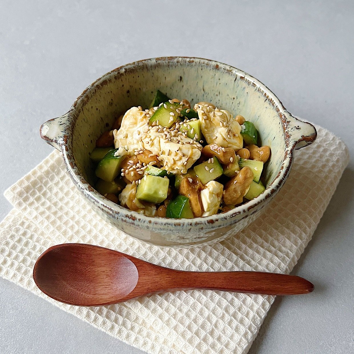  「納豆」にいれると腸がよろこぶ。骨粗しょう症予防に食べたい“カルシウムを効率よく摂れる食材”とは？ 