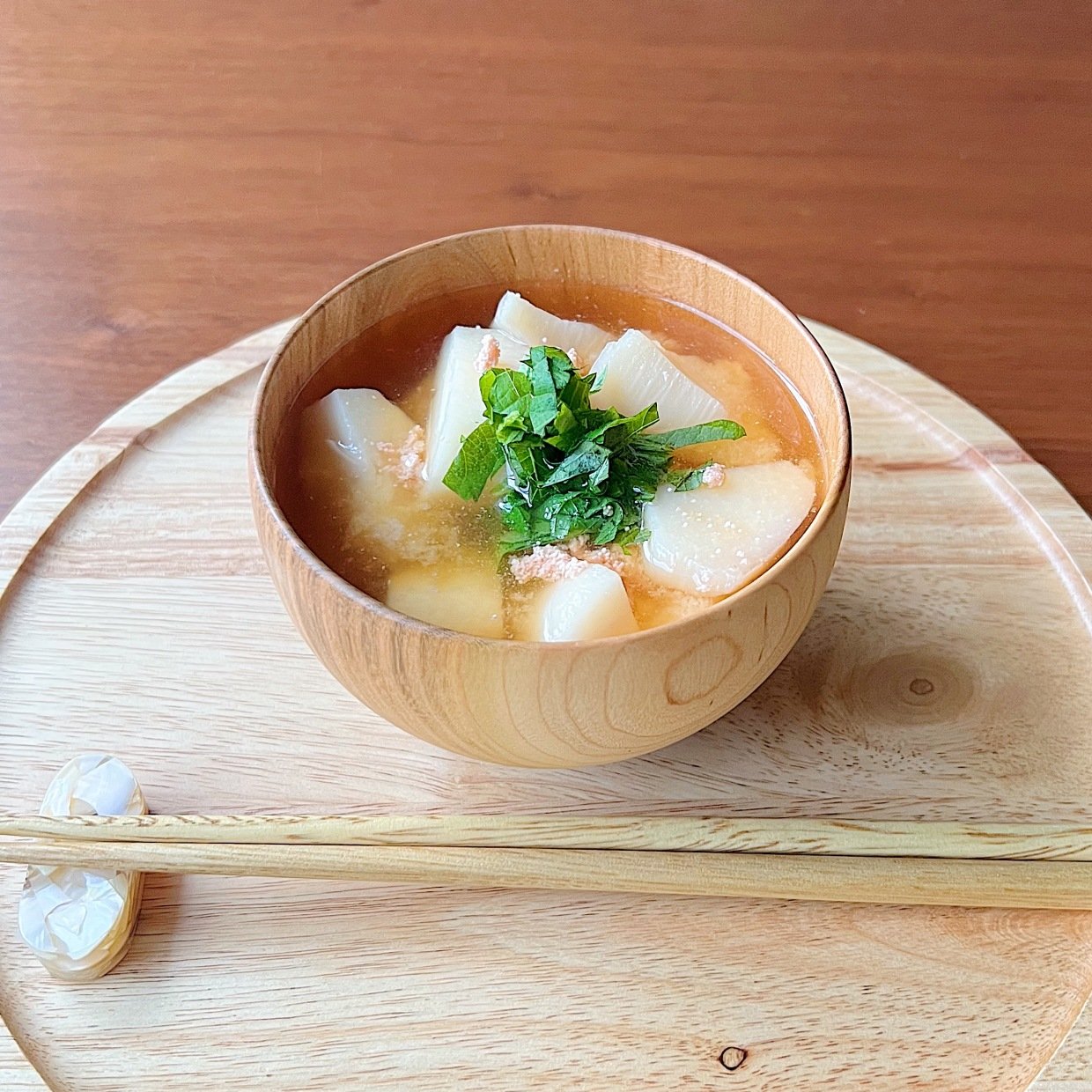  夏の疲れを和らげる。「みそ汁」に入れると腸がよろこぶ“たんぱく質・ビタミン”を含むピンクの食材 