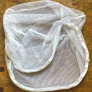 ファスナーが壊れた「洗濯ネット」の“あると便利”な使い道「バラバラにならない」「家事の助けになる」