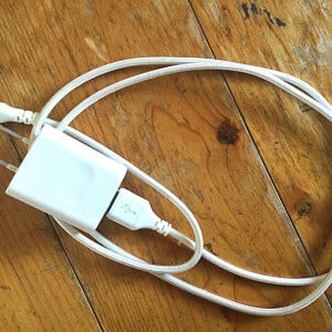 充電できなくなった「iPhoneの充電器」が復活する？まさかの方法に「試してみたい」「注意点もある」