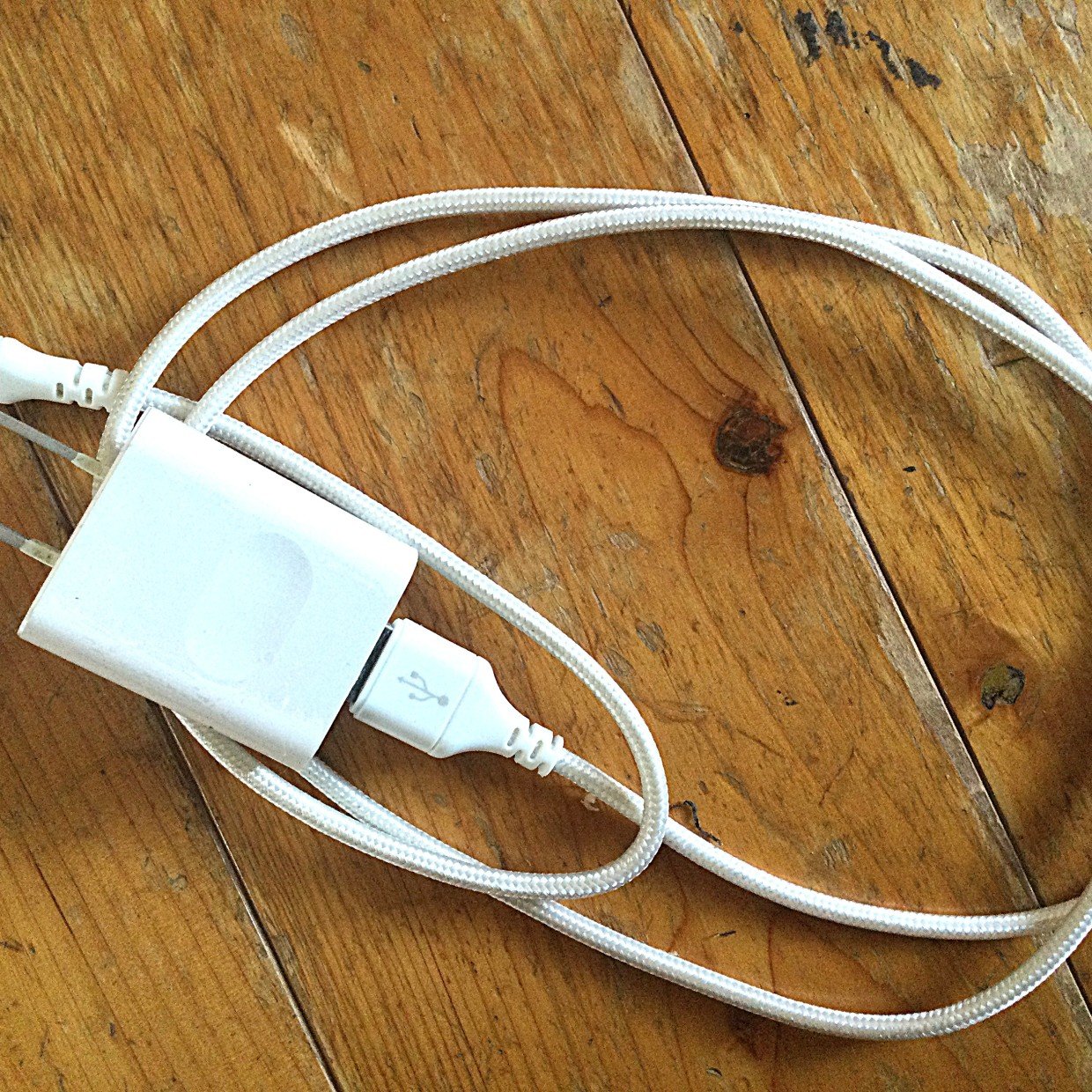  充電できなくなった「iPhoneの充電器」が復活する？まさかの方法に「試してみたい」「注意点もある」 