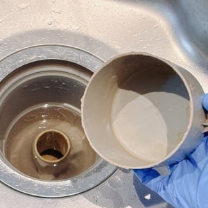 塩素系洗剤は使わない！「シンク」の“排水口汚れ”が手軽にスルッと落ちる掃除術「ヌメリよ、さよなら」