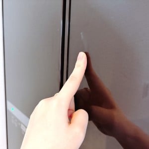 1本あると助かる…！ベタつく冷蔵庫の手アカをスルッと落とす“簡単お掃除術”「スッキリ」「続けられる」