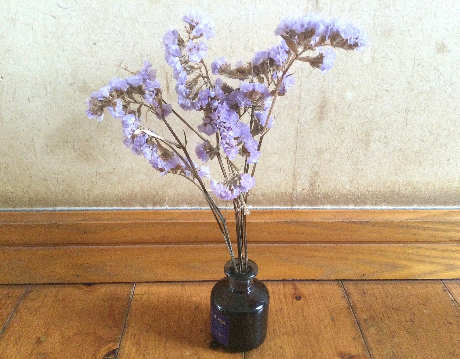 香水の空き瓶はおしゃれなインテリアに活用!花瓶として再利用