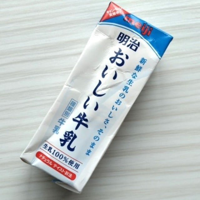  道具は不要！「レンガ型」の紙パックを“ハサミを使わず”スルッと開くワザ「知ってると便利！」 