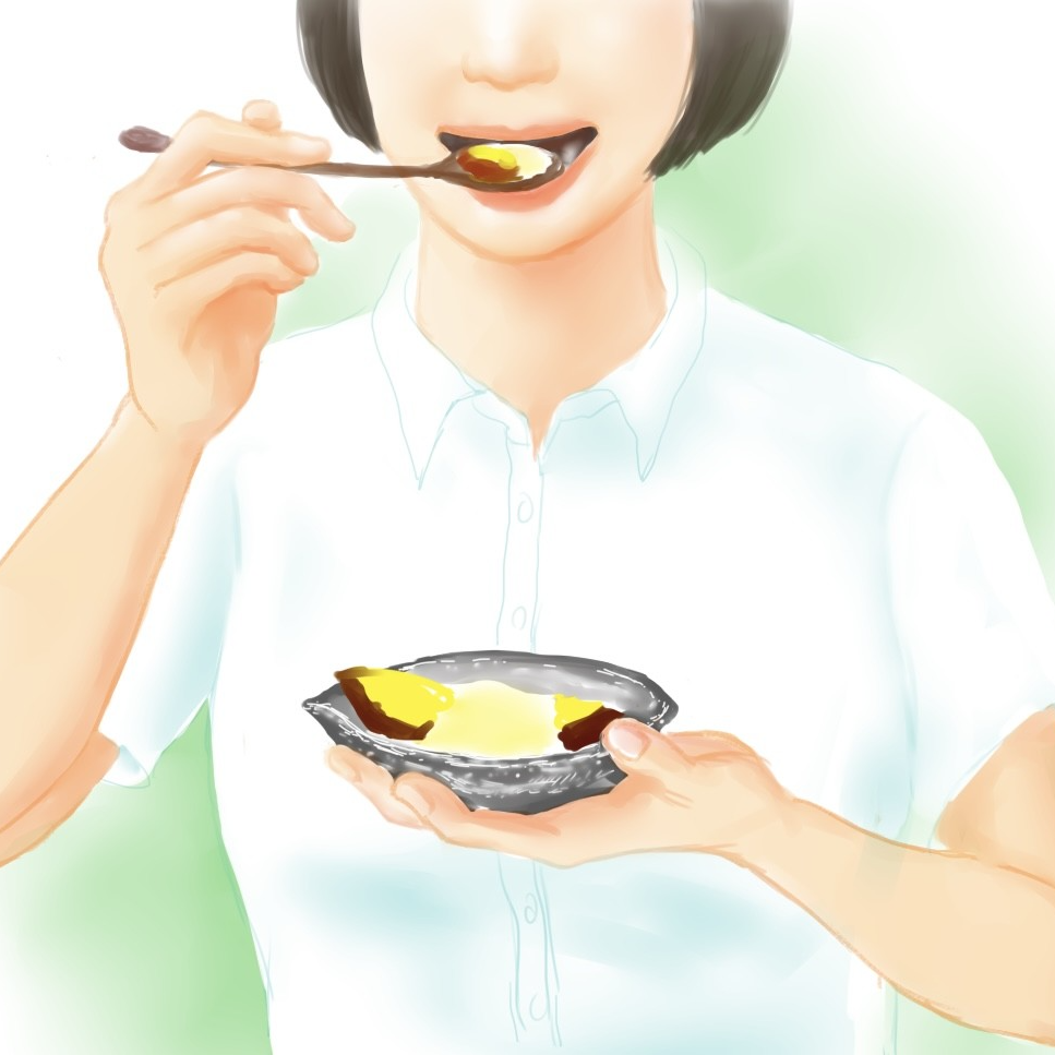  おいしそうにアイスのせ焼きいもを食べる文香。夏服の白シャツ姿。左手にうつわを持ち、右手のスプーンですくい、口に運ぶところ。 