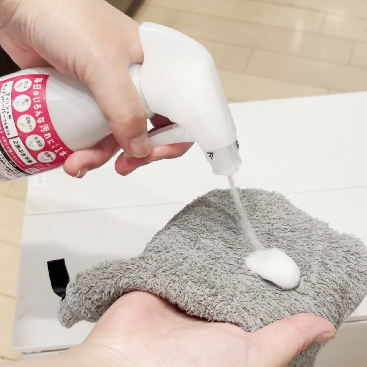  1本でスッキリ！「油ハネでベタベタのコンロ前の床」や「レンジの手垢」がごっそり落ちる簡単お手入れ術 