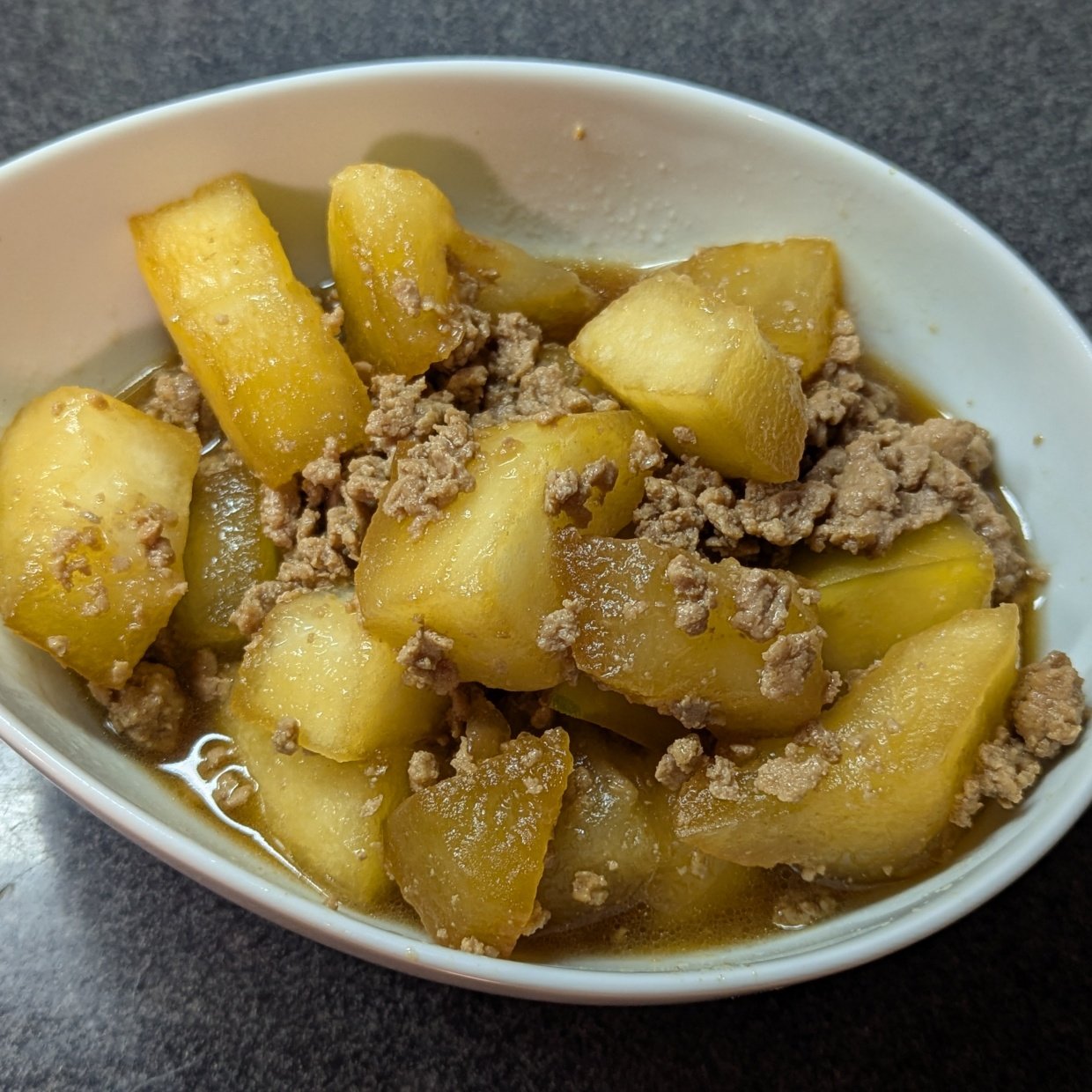  見た目は肉じゃがみたい！旨味がたっぷり染み込む“意外な煮物”の作り方「煮るだけ」「無水で作れる」 