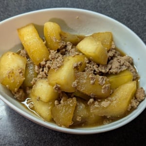 見た目は肉じゃがみたい！旨味がたっぷり染み込む“意外な煮物”の作り方「煮るだけ」「無水で作れる」