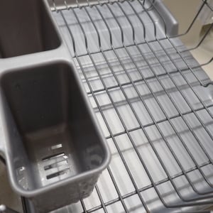 じつは「水切りかご」は食べかす・水アカ・ヌメリがすごい…。清潔な状態に戻す“リセット掃除術”