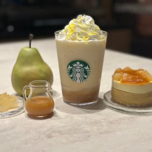 【スタバ秋の新作】一足お先に実食！期待を裏切らないおいしさ「洋なし 生キャラメル フラペチーノ®」