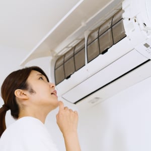 そのまま冬を迎えるのはNG！秋にやるべき“エアコンお手入れ”3選「カビ・臭いを防ぐ！」