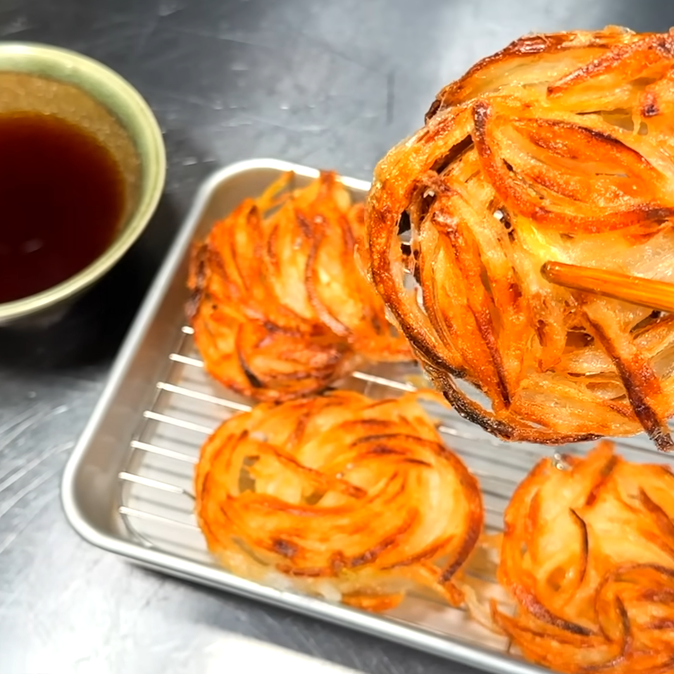  もう玉ねぎは全部これでいい！玉ねぎの甘みがじゅわっと広がるかき揚げレシピ「ご飯が進む」 