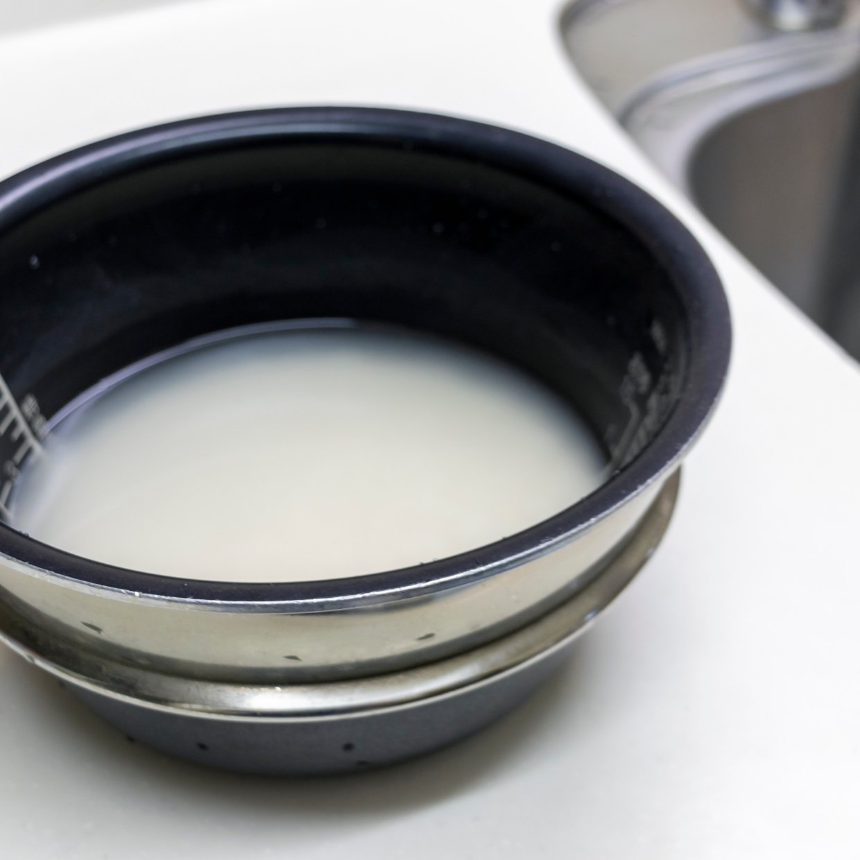  知らないと傷がつく…。「炊飯器の内釜」の“NGな洗い方”3つ「家電の寿命が縮まるかも」「気を付ける」 