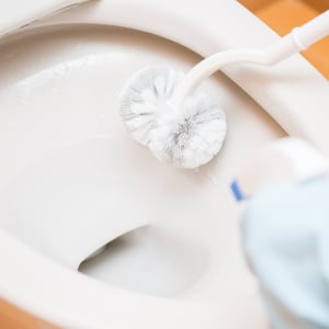 なぜ「トイレの黒ずみ」は落としにくい？考えられる“2つの理由”「頑固な汚れに変化する…」
