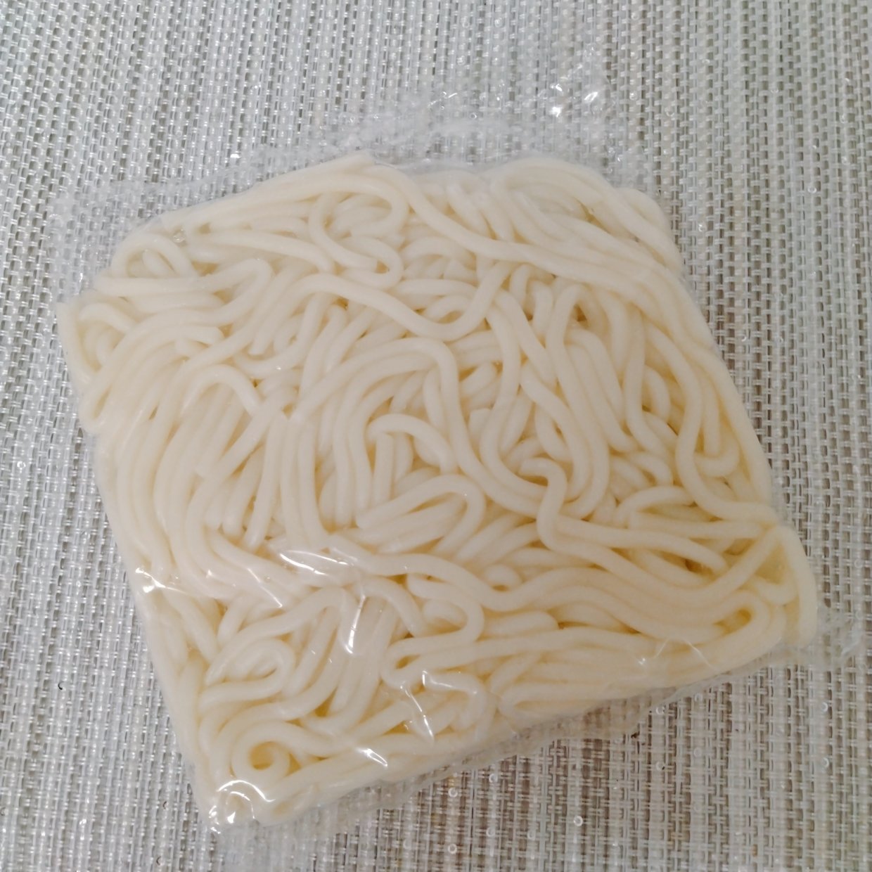  もうくっつかない！「袋入りうどん」を“スムーズに出す”簡単テク「スルッと出てくる」 