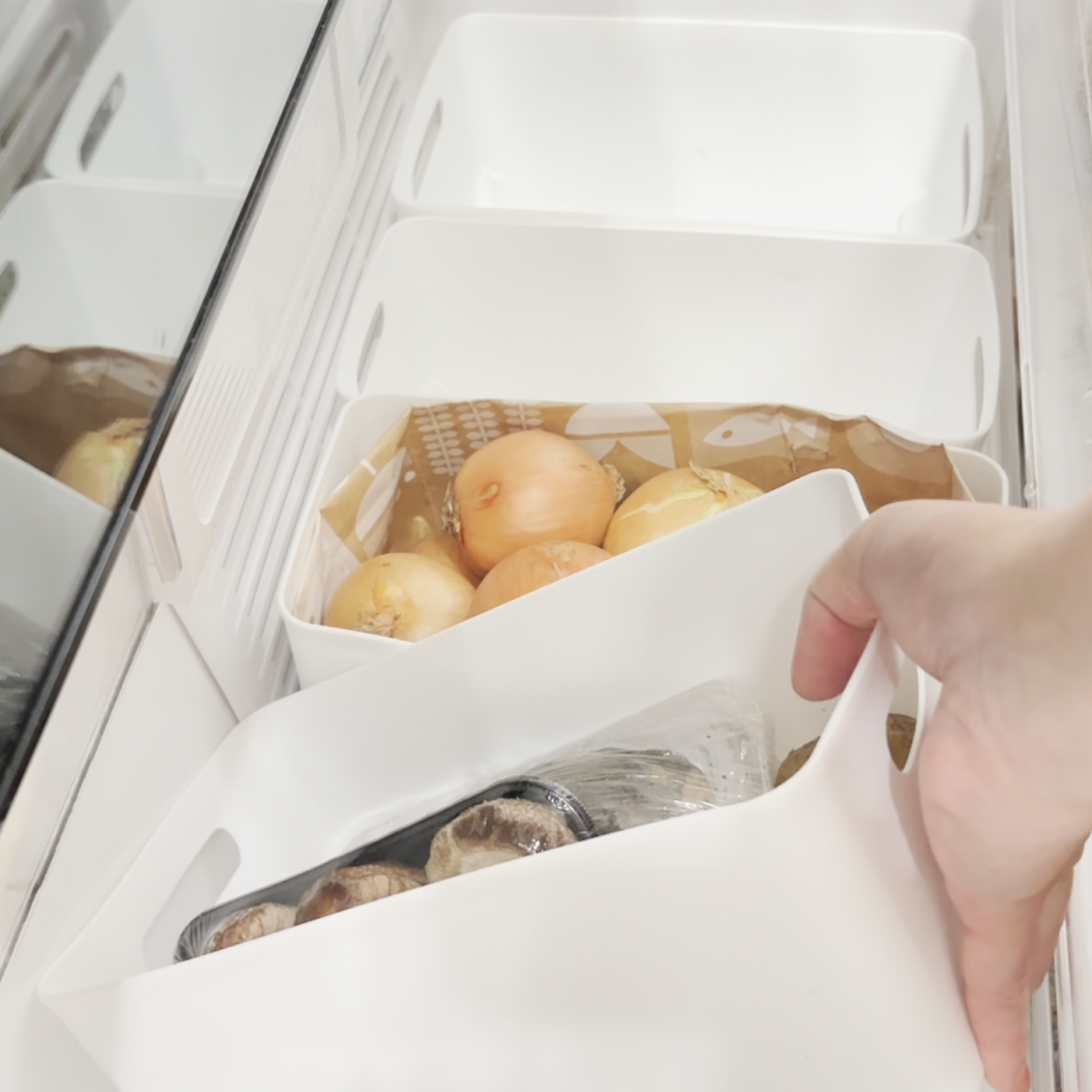  「冷蔵庫の野菜室」の“雑菌・カビ・悪臭”を防ぐお手入れテク「スッキリ爽快」「水ふきんで拭いてた」 