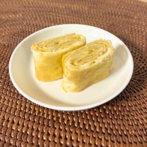 丸いフライパンで？卵1つで“きれいな卵焼き”を手早く作るワザ「すごい！」「お弁当にぴったり」
