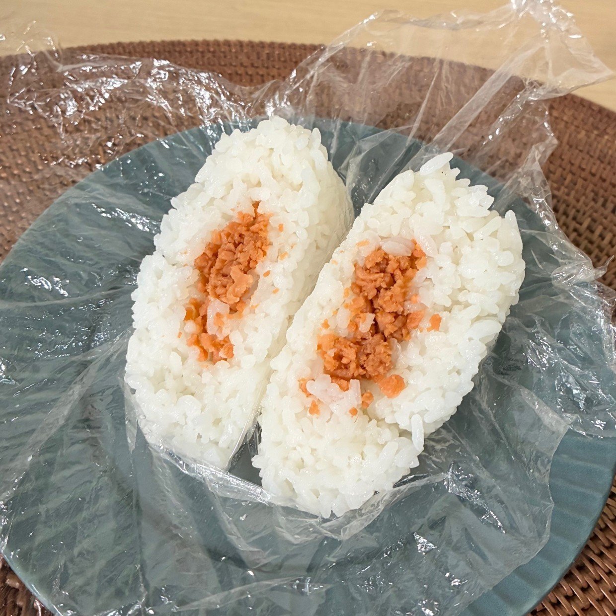  特別な道具は不要！「もう偏らない！」「飛び出さない！」“おにぎりの具”を真ん中にする簡単テク 