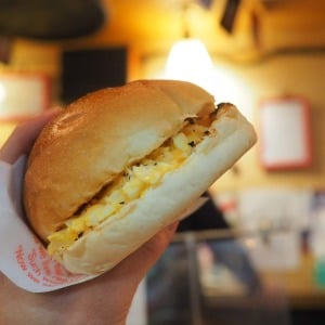 なぜ、「たまごサンド」は喫茶店で輝くのか？【1000種類以上の卵サンドを食べ歩く“たま男”コラム】