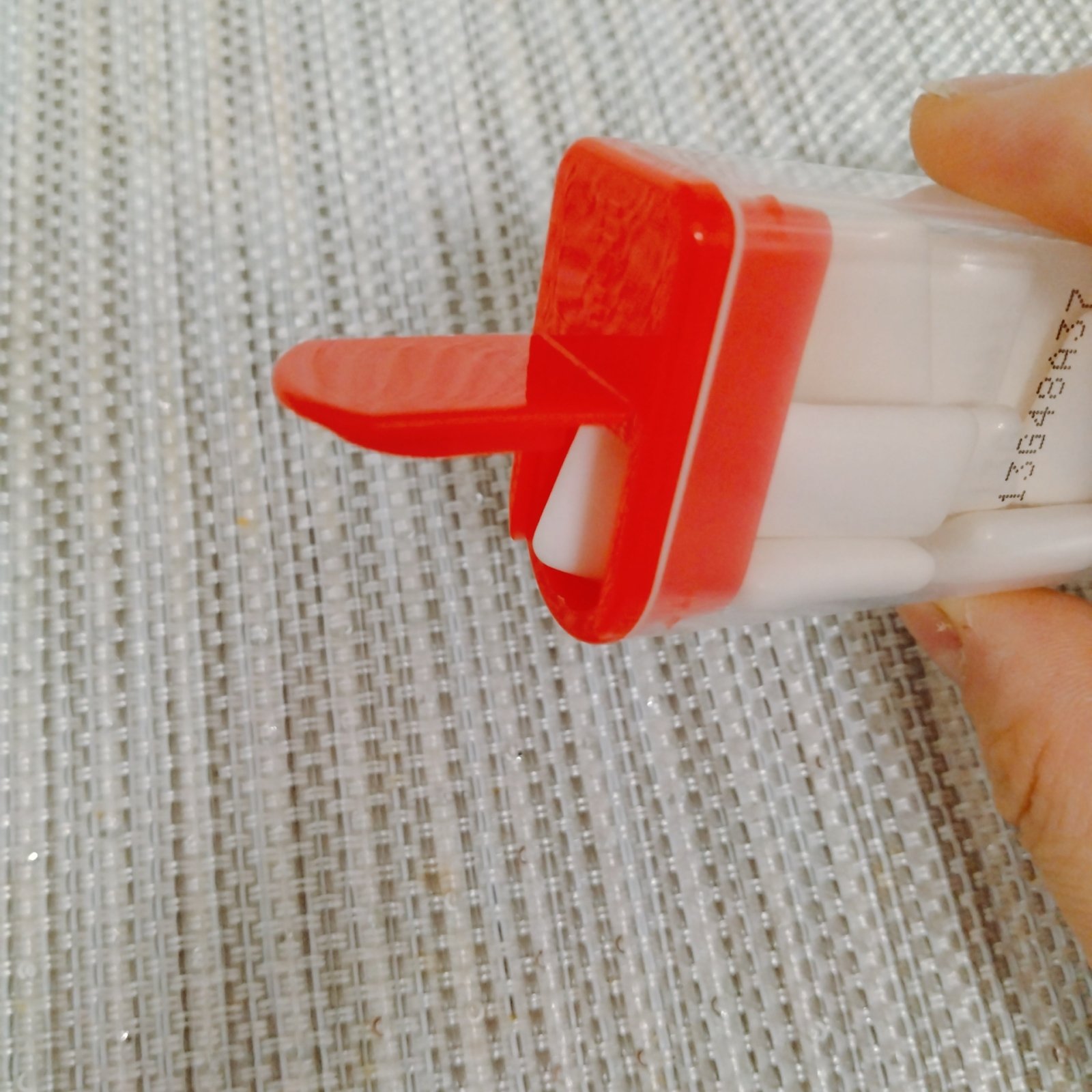 詰め替えたガムがひと粒ずつ出てくる