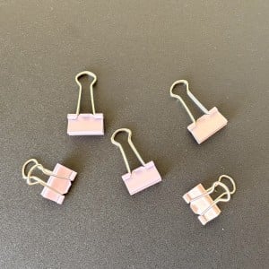 書類を挟むだけじゃない！余った「ダブルクリップ」と組み合わせるだけで…？「便利」「即席ホルダーに？」