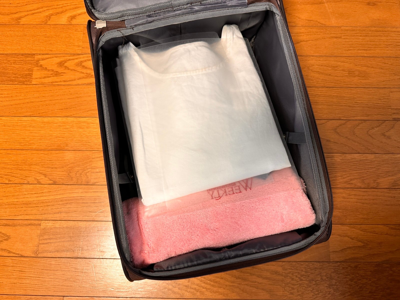 クリアファイルの中に収納した洋服