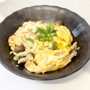 めんつゆと鰹節のうまみがたまらない…！卵と一緒に炒めるとおいしい“旬の食材”を使った健康レシピ