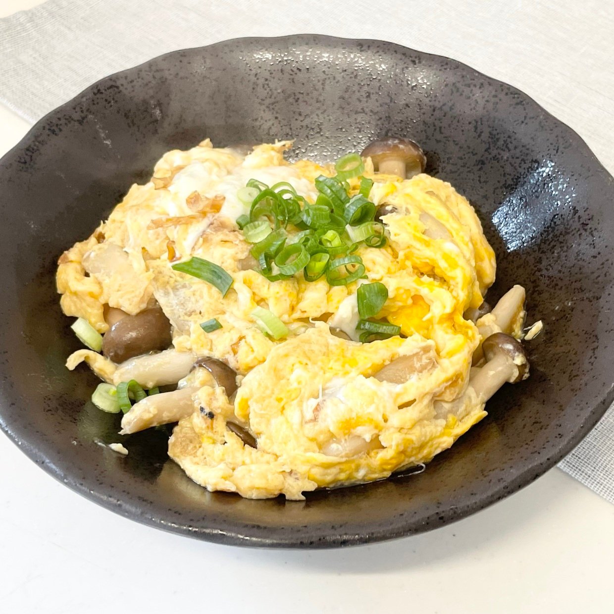  めんつゆと鰹節のうまみがたまらない…！卵と一緒に炒めるとおいしい“旬の食材”を使った健康レシピ 