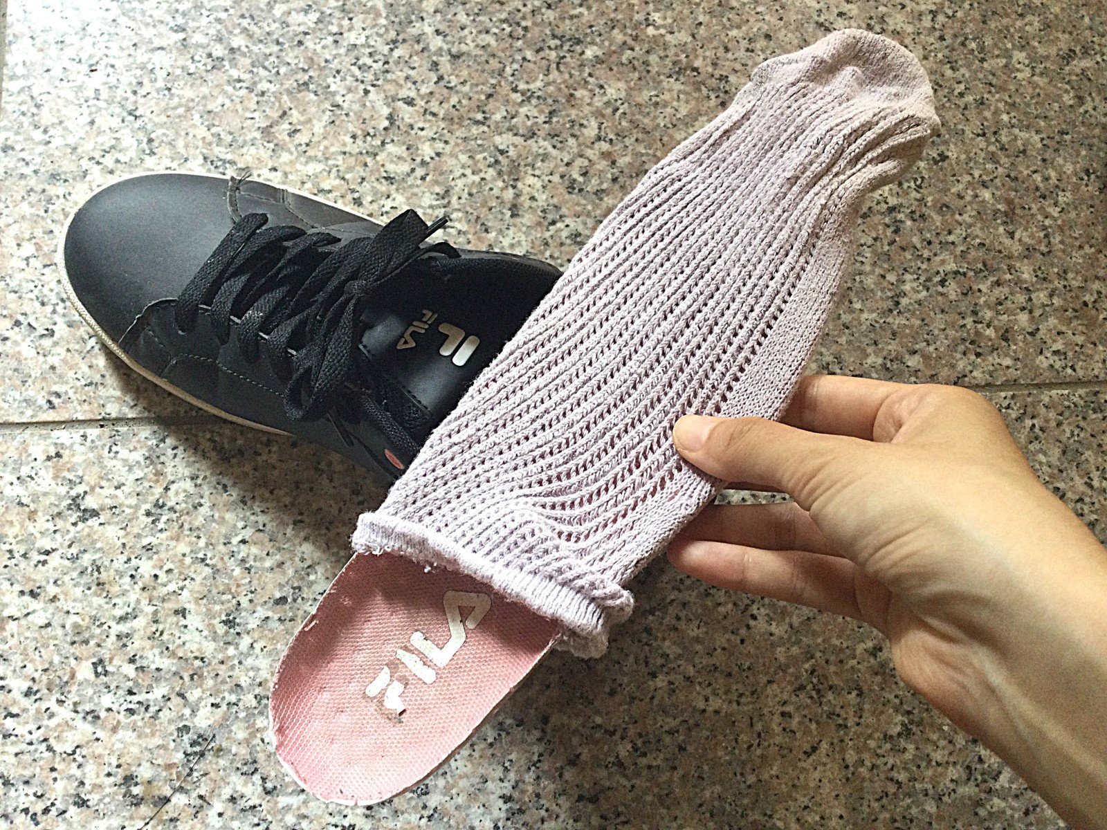 いらなくなったスニーカーの中敷きに靴下をかぶせる