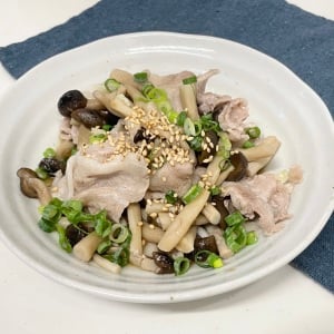 疲労回復にぴったり！豚バラ肉ときのこを蒸すだけの簡単レシピ「ぽん酢でさっぱり」「サクッともう1品」
