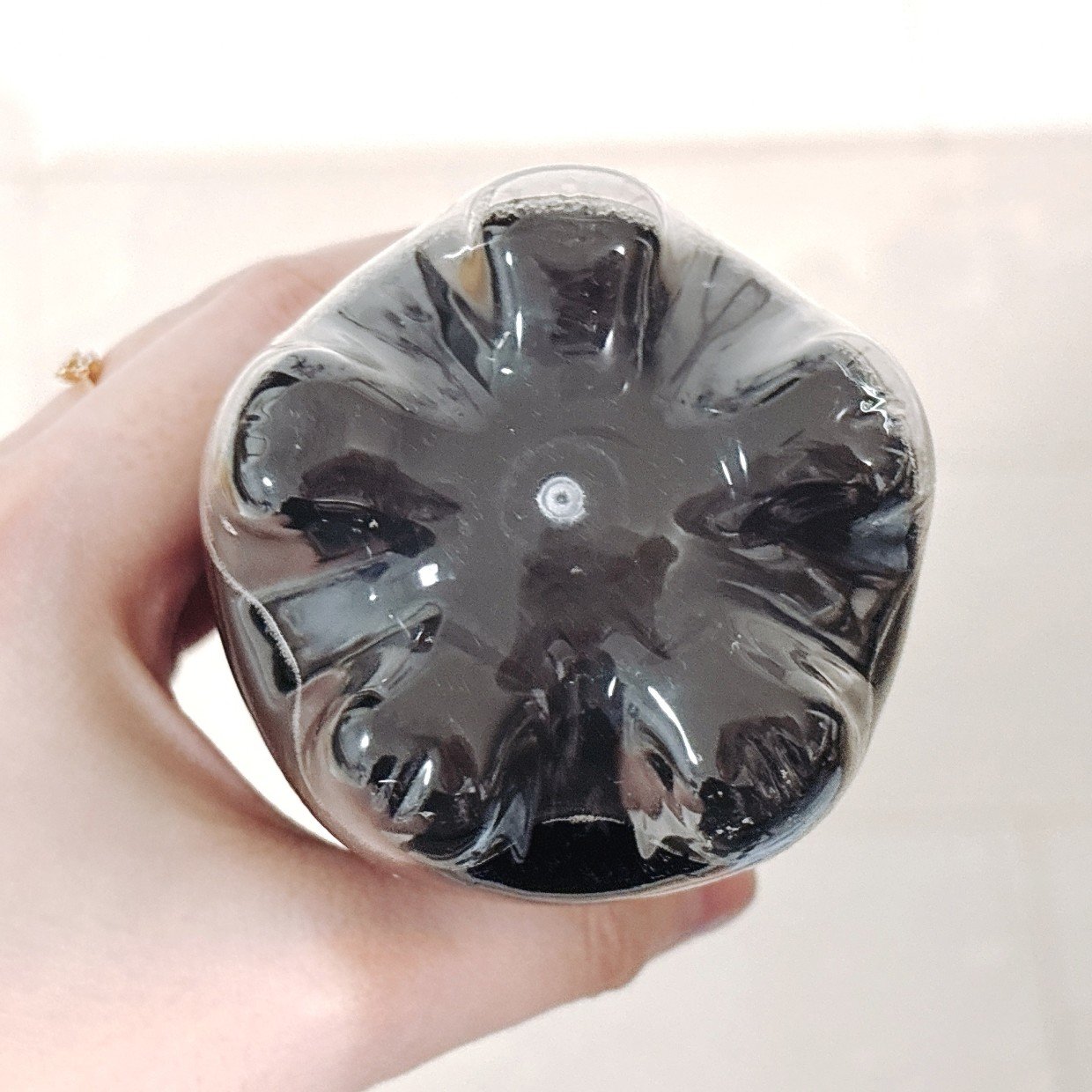 知らなかった！炭酸飲料ペットボトルの底が“花びら形”の理由「デコボコの理由があるんだ」 