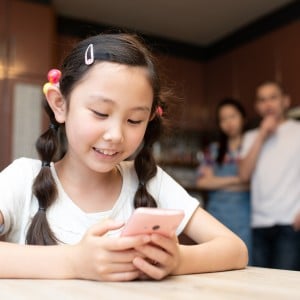 「スマホ依存」の子どもを叱ってしまう親たちへ。