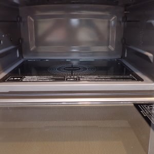 「電子レンジ」の“こびりついた汚れ・嫌なニオイ”をごっそり落とす掃除テク「諦めてた」「すっきり爽快」