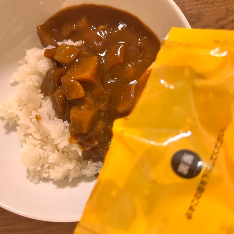  もう手が汚れない！レトルトカレーの賢い開け方「早く知りたかった！」「家族にも教えたい」 